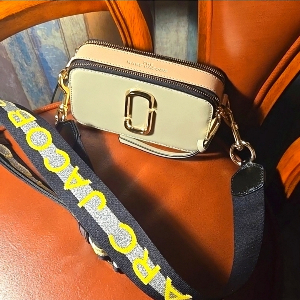 Marc Jacobs NWOT Tri color Crossbody Bag with Elegant Hardware & guitar strap